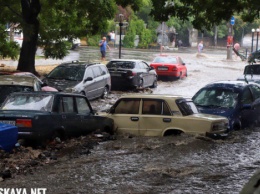 В Одессе сильный ливень затопил улицы и вызвала сложную ситуацию на дорогах