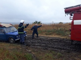 На Николаевщине сразу 6 машин увязли в грязи на побережье
