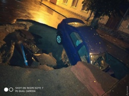 В Аккермане машина провалилась в образовавшуюся на дороге яму