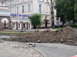 На Балковской и Таможенной площади убирают следы апокалипсиса