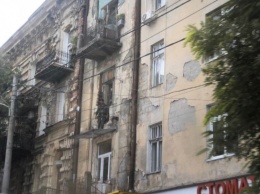 На памятнике архитектуры в центре Одессы рассыпался балкон - чудом никто не пострадал