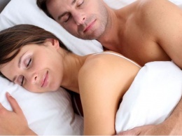 С какой стороны от мужа должна спать жена: слева или справа