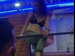 В Кирилловке посетительница ночного клуба устроила "горячие танцы" (видео)