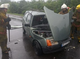 На запорожской трассе стокнулись два авто: «Рено» - в кювете, водителя «Таврии» зажало внутри, - ФОТО