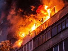 Киевлянка оказалась запертой в горящей квартире (видео)