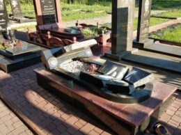 На Житомирщине надругались над могилами воинов АТО: полиция вышла на след подозреваемого. ФОТО