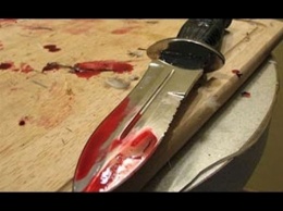 В Геническе пьяный мужчина убил ножом своего оппонента и пытался отмыть следы крови