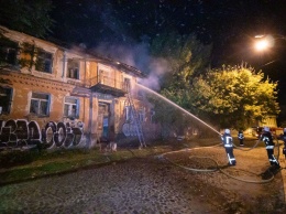 Ночью на Подоле вспыхнул пожар в историческом здании, - ФОТО