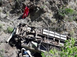 В Боливии автобус с волонтерами-медиками сорвался в пропасть: есть жертвы