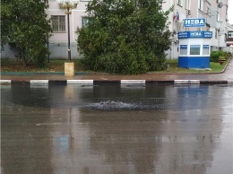 На Самойленко «проснулся» канализационный фонтан
