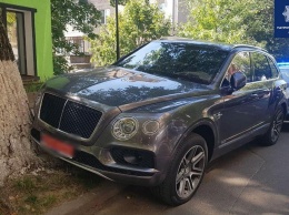 В Киеве нетрезвый водитель без прав попал в аварию на Bentley Bentayga