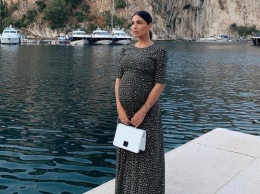 Растет красавчиком: беременная Санта Димопулос показала редкое фото с 11-летним сыном
