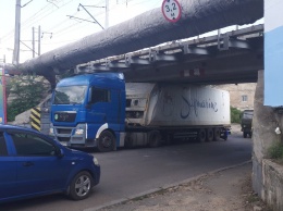 Под печально известным мостом опять застрял грузовик