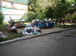 Возле мусорных баков собираются горы мусора, которые местные коммунальщики не спешат убирать