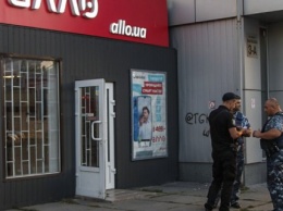 В Киеве неизвестные ограбили магазин электроники за две минуты