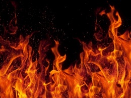 В Харькове загорелась «легковушка»: огонь едва не спалил рядом стоявший автомобиль, - ВИДЕО