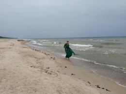 Надежда Савченко в платье купается в Балтийском море (ВИДЕО)