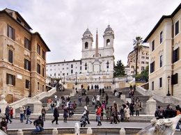 Туристам запретили сидеть на Испанской лестнице в Риме