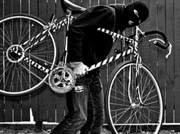 В Днепре среди белого дня у подростка украли велосипед: вора не остановили даже камеры наблюдения