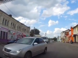 В Мелитополе нервный водитель едва не спровоцировал серьезную аварию (видео)