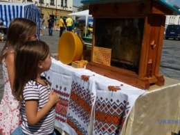 В Житомире устроили ярмарку меда
