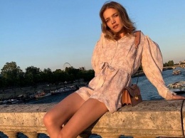 Словно подросток: 37-летняя Наталья Водянова восхитила стройными ногами в мини-юбке