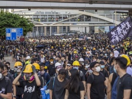 Демонстранты снова заняли аэропорт в Гонконге на фоне принятия закона об экстрадиции