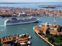 Круизным лайнерам запретили заходить в исторический центр Венеции