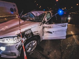 В Киеве "шумахер" на BMW x5 влетел крышей в отбойник, уходя от полиции