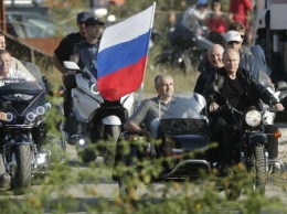 Путин появился в Севастополе и покатался с «Ночными волками» на мотоцикле с коляской