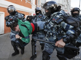 Количество задержанных на акциях протеста в российских городах превысило 300 человек