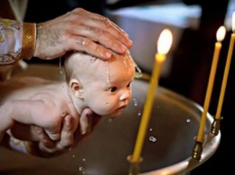 В России мать пожаловалась в полицию на священника, который во время крещения нанес ребенку ушибы