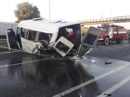 Пробка в 4 км, погибшие и много пострадавших: под Киевом Volkswagen въехал в автобус
