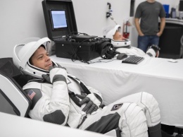Космонавты NASA прошли тесты в новых скафандрах SpaceX, готовясь к миссии Crew Dragon