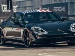 Электромобиль Porsche Taycan рассекретят 4 сентября