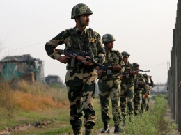 Пакистан перебросил военную технику к границе с Индией