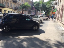 Деревьев нет, машины есть: в мэрии похвалились, как "побороли" незаконную стоянку в Одессе
