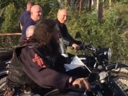 Владимиру Путину еще раз прилетело за поездку на мотоцикле в аннексированном Крыму