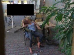 В Черновцах пьяная пара занялась сексом на улице средь бела дня