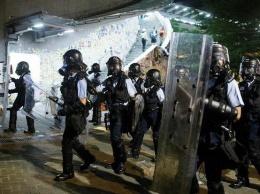 Митинги разгорелись с новой силой, полиция штурмует метро, в ход пошло оружие: кадры бойни