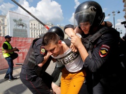 Десятки российский городов охватили протесты: в массовой истерике и беспорядке досталось даже беззащитным