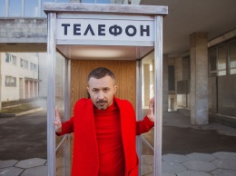 Сергей Бабкин в розовых очках нарядился манерной барышней и обратился к фанатам: "Это пройдет"