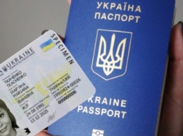 Зеленский изменил положения о дипломатическом и служебном паспортах Украины