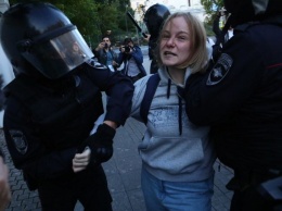 Протесты в Москве: У пострадавшей во время задержания девушки диагностировали черепно-мозговую травму