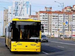 "Утренняя зарядочка": появилось видео, как в Киеве пассажиры усердно толкали "уставший" троллейбус