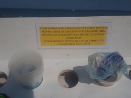 На пляже в Одессе установили необычный стенд для использованных стаканчиков и бутылок