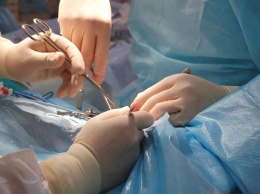 Уникальная операция: медики удалили огромную опухоль весом 1700 г