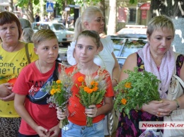 Тысячи николаевцев празднуют Медовый Спас - святят цветы и мед