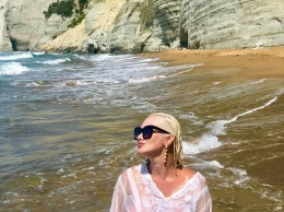 Катерина Бужинская устроила заплыв голышом на диком пляже: певица рассказала подробности