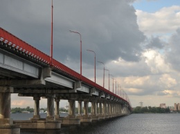 На Новом мосту в Днепре укладывают гидроизоляцию и красят отбойники